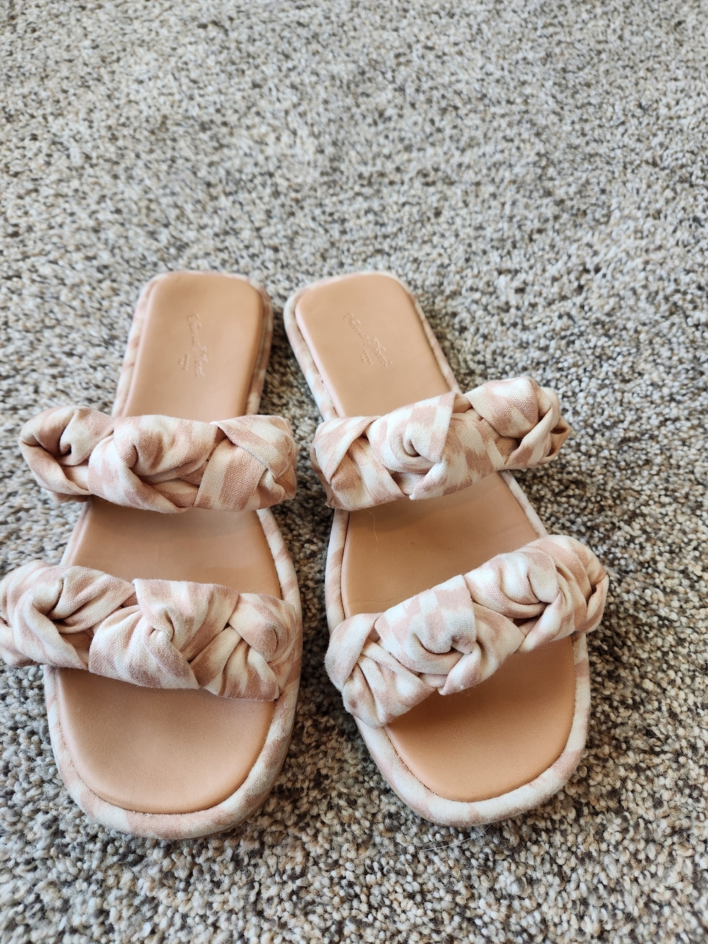 Universal Thread Neutral Sandals - Picture 3 of 4